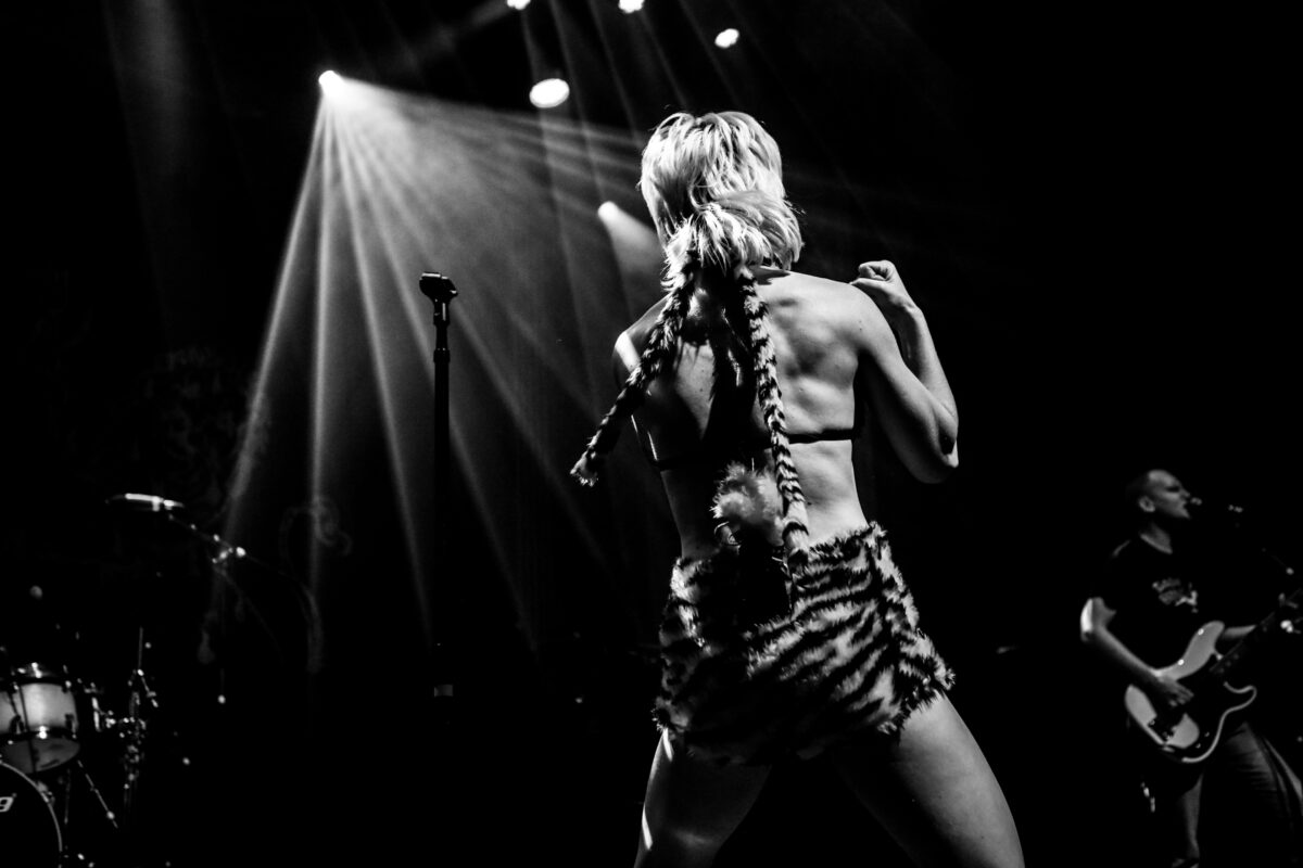Amy Taylor of Amyl and the Sniffers showing off her back muscles.